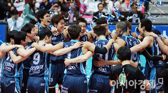 [포토] 통합우승 삼성화재 '환희의 강강수월래'