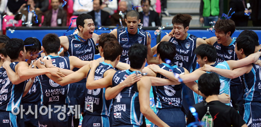 [포토] 삼성화재 '우승 기쁨 만끽'