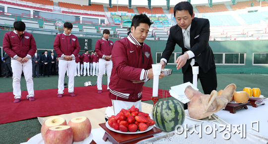 [포토] 넥센 우승 기원제, 술 올리는 이택근