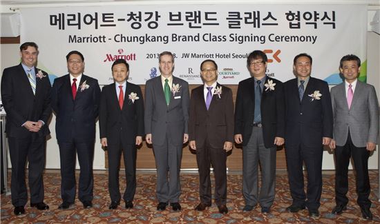 서울에 있는 5곳의 메리어트 계열 호텔 총지배인들과 청강문화대 총장 및 교수진은 28일 '메리어트-청 브랜드 클래스' 협약식을 맺었다.