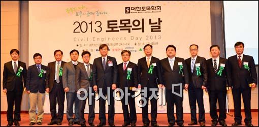 [포토]기념사진 촬영하는 서승환 장관과 수상자들