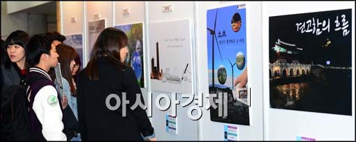 [포토]토목의 날, 건축물 포스터 보는 학생들