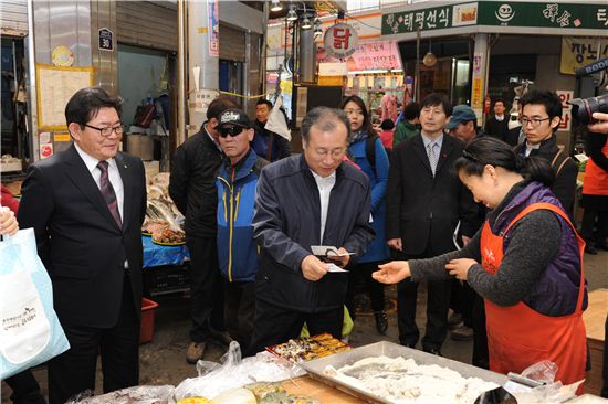 [포토]재래시장 온 한정화 중기청장…"손톱 밑 가시 뽑겠습니다"