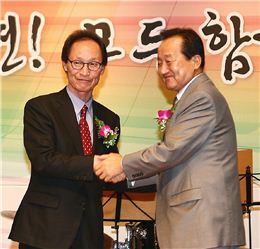  박정호 한국골프장경영협회 신임 회장(왼쪽)이 우기정 전 회장의 축하를 받고 있다. 사진=KGBA 제공.