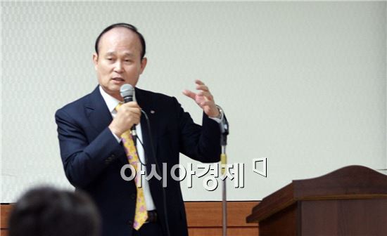 CJ대한통운과 CJ GLS 합병 기자간담회 당시 이채욱 부회장 모습.