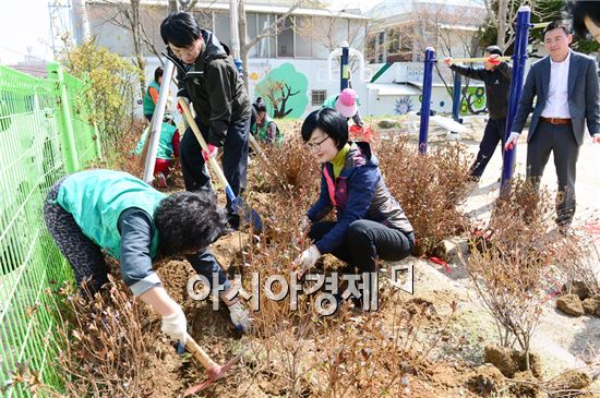 [포토] 광주 서구의회 , 농성 어린이공원 나무 심기행사 