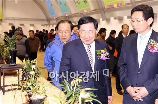 안병호 함평군수(가운데)와 명예대회장인 이상일 국회의원(오른쪽), 장석홍 함평부군수(오른쪽에서 세번쩨)가 출품작들을 둘러보고 있다.