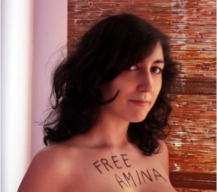▲ 튀니지 여성 운동가 아미나 타일러(19)는 몸에 대한 자신의 권리를 주장하면서 반라 사진을 페이스북에 게재했다.(출처: 뉴욕 데일리뉴스)