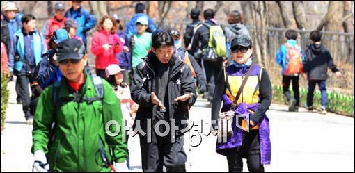 [포토]봄 날씨 맞이 등산객들