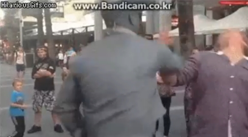 ▲ 동상으로 분한 남성이 자신을 놀리던 남자의 얼굴에 주먹을 날리는 영상이 네티즌들의 웃음을 자아냈다.(출처: 온라인 커뮤니티) 