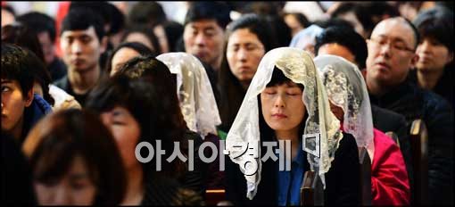 [포토]예배드리는 신자들
