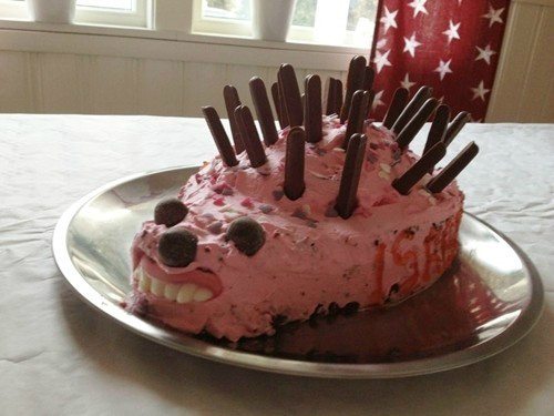 딸 울리는 생일 케이크, 무서운 괴물이 케이크 안에!?