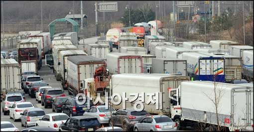 [포토]긴장 속 출경