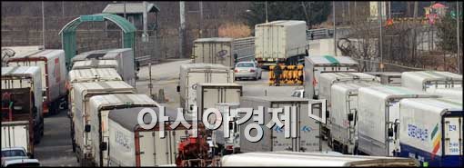 [포토]'긴장 속 출경'