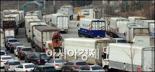 [포토]긴장감 맴도는 출경 분위기