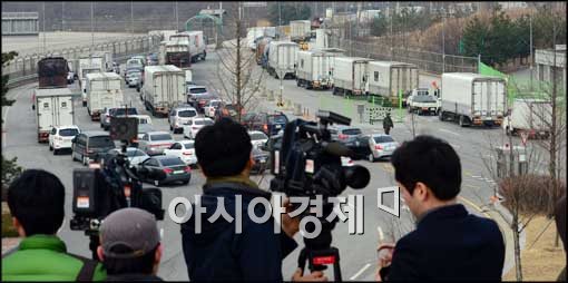 [포토]출경 취재나온 기자들