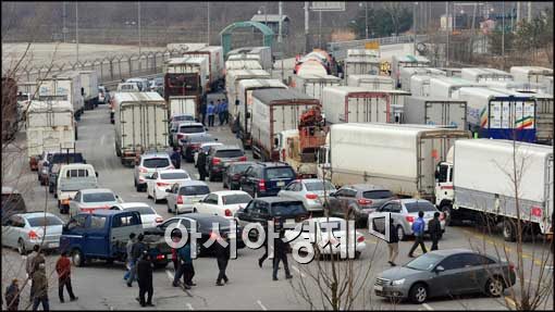 [포토]출경 준비 한창인 남북출입사무소