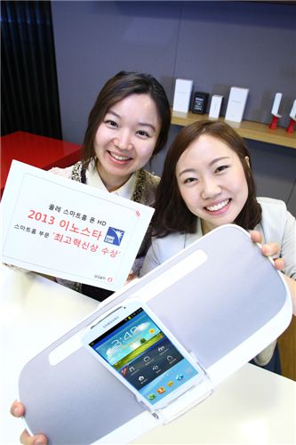 ▲ KT는 스마트집전화 ‘올레 스마트홈 폰 HD’가 최고의 혁신성과 고객만족도를 가진 상품들에게 한국능률협회 주관으로 수여되는 2013 이노스타 ‘스마트홈(네트워킹)’부문 최고혁신 인증을 획득했다고 1일 밝혔다. (자료사진=KT)