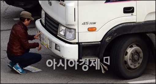 [포토]출경 준비 한창, 번호판 갈아끼우는 관계자들