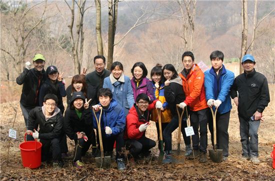 묘목 식수 후 기념촬영을 하는 이브자리 임직원들.