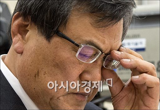 [포토]안경 고쳐쓰는 최문기 내정자