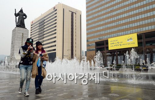 [포토]봄과 함께 돌아온 광화문 광장 분수 