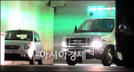 [포토]법원에서 빠져나갈 준비하는 김승연 회장 구급차