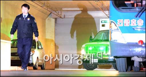 [포토]시동 켠 김승연 회장 구급차