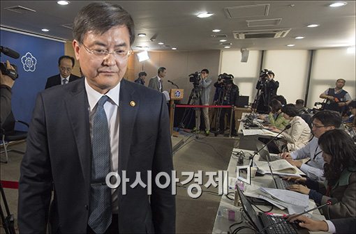 [포토]'굳은 표정'