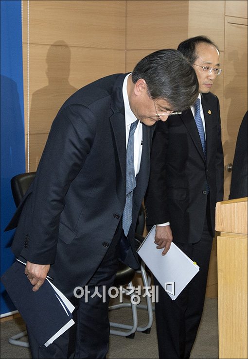 [포토]고개 숙인 서승환 장관