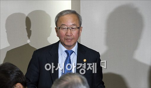[포토]경제장관간담회 참석하는 현오석 부총리