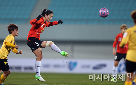 [포토] 엄마 축구선수 홍경숙 '정확히 걷어낸다'