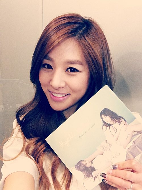 장신영 인증샷, 다비치가 직접 사인한 앨범 들고 찰칵