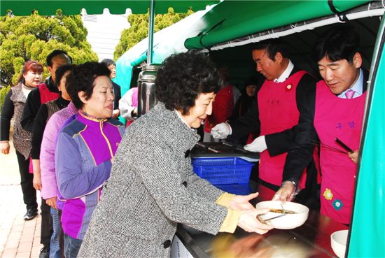 대전현충원서 국수봉사 나선 조계종 구암사