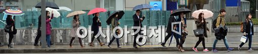[포토]봄비 내리는 아침 출근길 