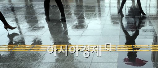 [포토]비 내려도 분주한 출근길 
