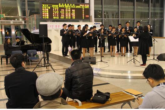 서울역 3층 맞이방에서 노래를 부르고 있는 '코레일유통 합창단'