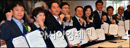[포토]기념사진 촬영하는 신헌 롯데백화점 대표이사와 상인 회장들
