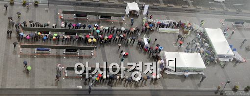 [포토]묘목 받기 위해 줄게 늘어선 줄 