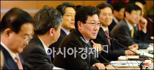 [포토]모두발언 하는 윤상직 산업통상자원부 장관