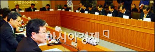 [포토]공공기관장 간담회 주재하는 윤상직 장관