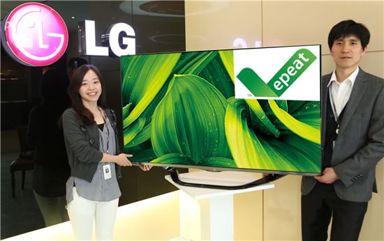 ▲LG전자 TV연구소 연구원들이 평택 디지털파크에서 미국 전자제품 환경평가(EPEAT) 인증을 받은 55인치 스마트TV '55LA6900'을 소개하고 있다.