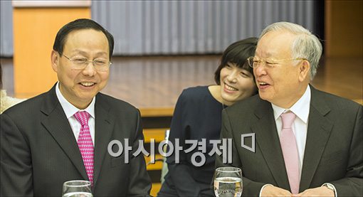 [포토]환담 나누는 장신썬·손경식
