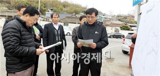안병호 함평군수가 2일 함평읍 함평리 함평지구 주거환경개선사업 현장을 방문해 담당 공무원으로부터 설명을 듣고 있다.