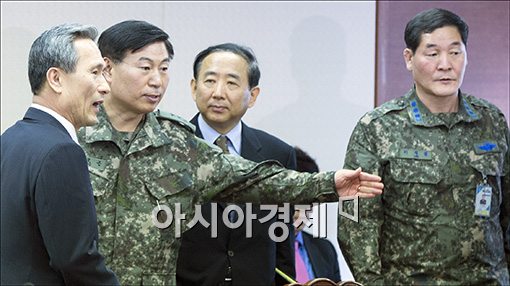 [포토]북핵 특위 참석하는 김관진 국방장관