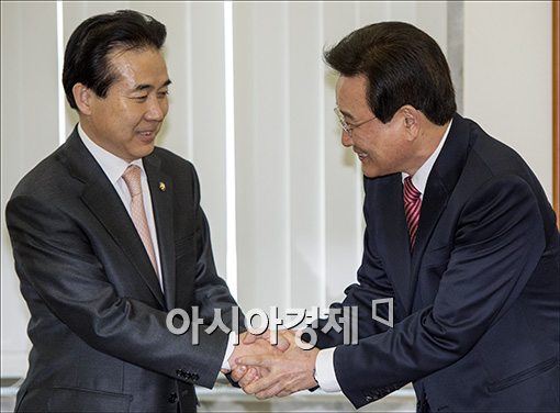 [포토]손 맞잡은 여야 정책위의장