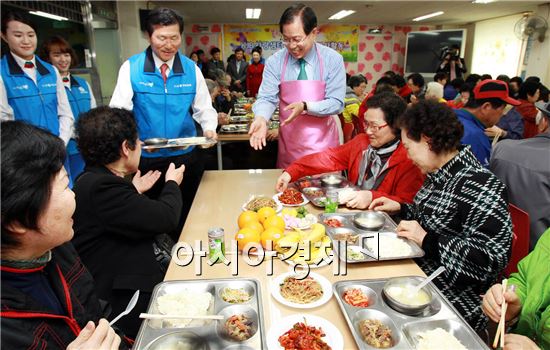 [포토]어르신들 맛있게 드세요