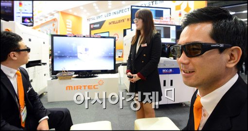 [포토]2013 한국전자제조산업전, 3D  TV 체험해보세요