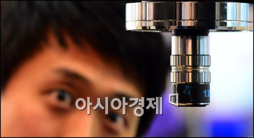 [포토]유심히 보는 5000배 확대 현미경