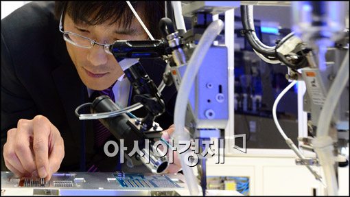 [포토]기계 살펴 보는 관람객
